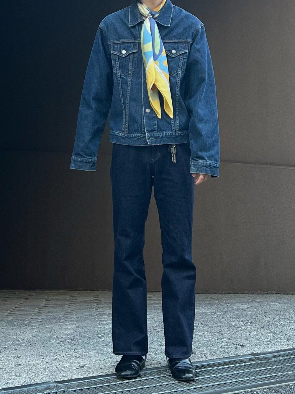 「春服デビュー宣言、プチプラコーデ、シンプルコーデ、大人カジュアル、デニム、デニムジャケット、春服、春コーデ、フレアパンツ、デニムパンツ、デニムコーデ」｜「UNIQLOのアイテム（デニムジャケット、ブラック系）」を使った、だいさん（メンズ・177cm）の春コーディネートの1枚目の写真