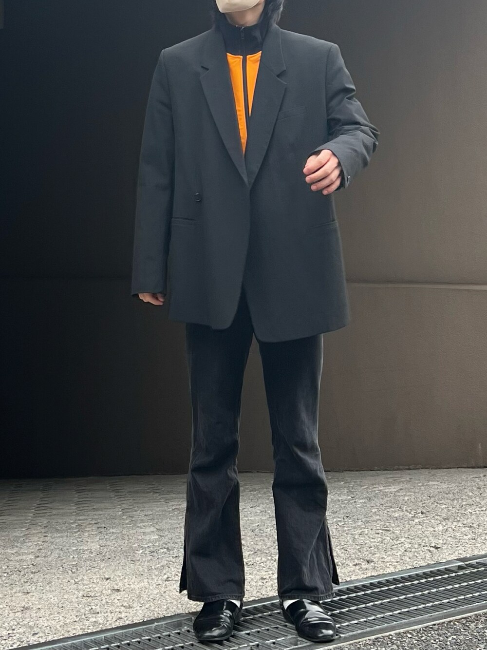 「春服デビュー宣言、トラックジャケット、差し色、フレアパンツ、デニムパンツ、ジャケット、ジャケットコーデ、カジュアルコーデ、きれいめカジュアル、綺麗めコーデ、春服、春コーデ」｜「ZARAのアイテム（テーラードジャケット、ブラック系）」を使った、だいさん（メンズ・177cm）の春コーディネートの1枚目の写真