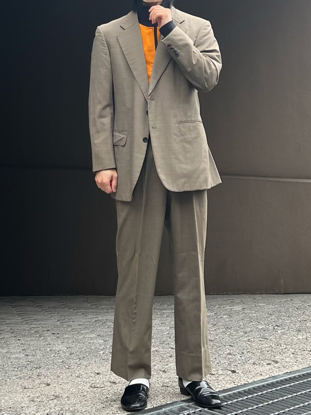 「春服デビュー宣言、セットアップ、ジャケット、ジャケットコーデ、綺麗めカジュアル、綺麗めコーデ、スラックス、トラックジャケット、春服、春コーデ」｜「BURBERRYのアイテム（テーラードジャケット、ベージュ系）」を使った、だいさん（メンズ・177cm）の春コーディネートの1枚目の写真