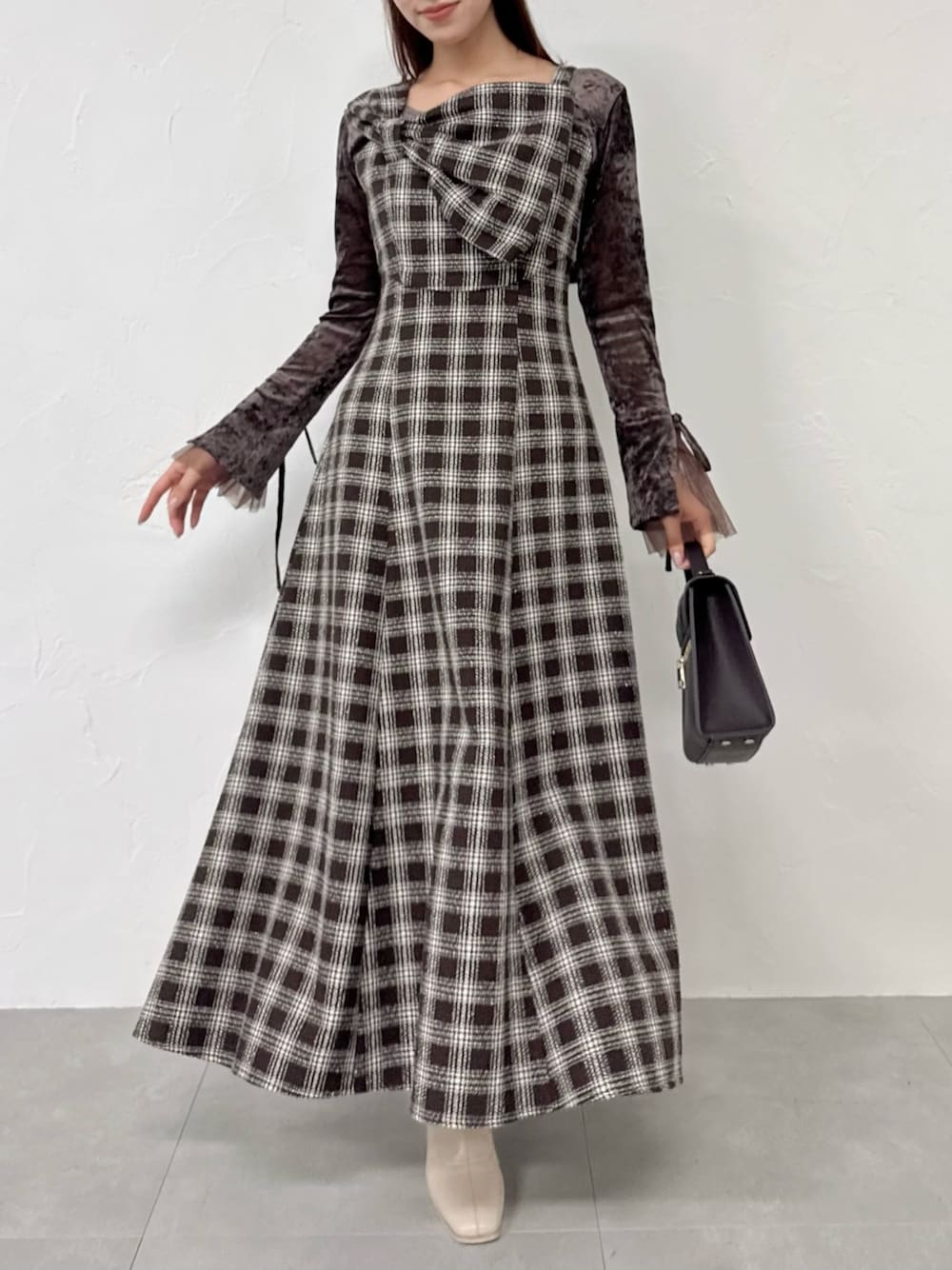 ブラウン系のワンピース、ブラウン系のTシャツ/カットソー、ホワイト系のブーツを着用したレディースの秋コーディネートの1枚目の写真