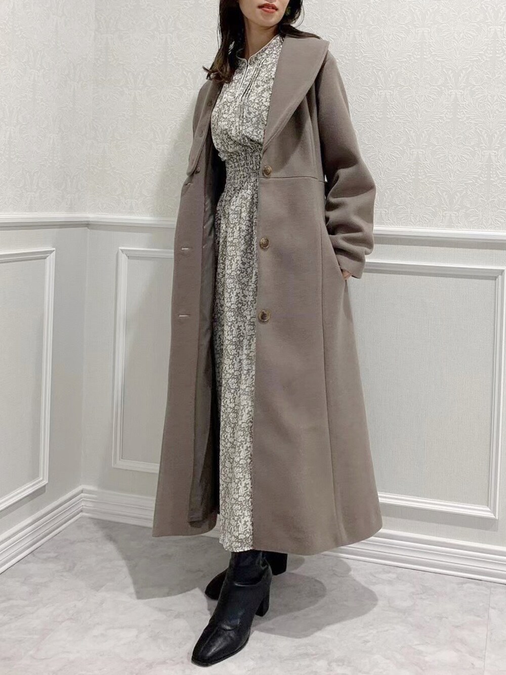 「クリスマスに着たい服、ロングコート、コート、マーメイド、花柄ワンピース、ワントーンコーデ、オトナ女子、ママファッション、デートコーデ、おしゃれさんと繋がりたい」｜「dazzlinの2WAYマーメイドコート（その他アウター、ブラウン系）」を使った、mikiさん（レディース・153cm）の冬コーディネートの1枚目の写真