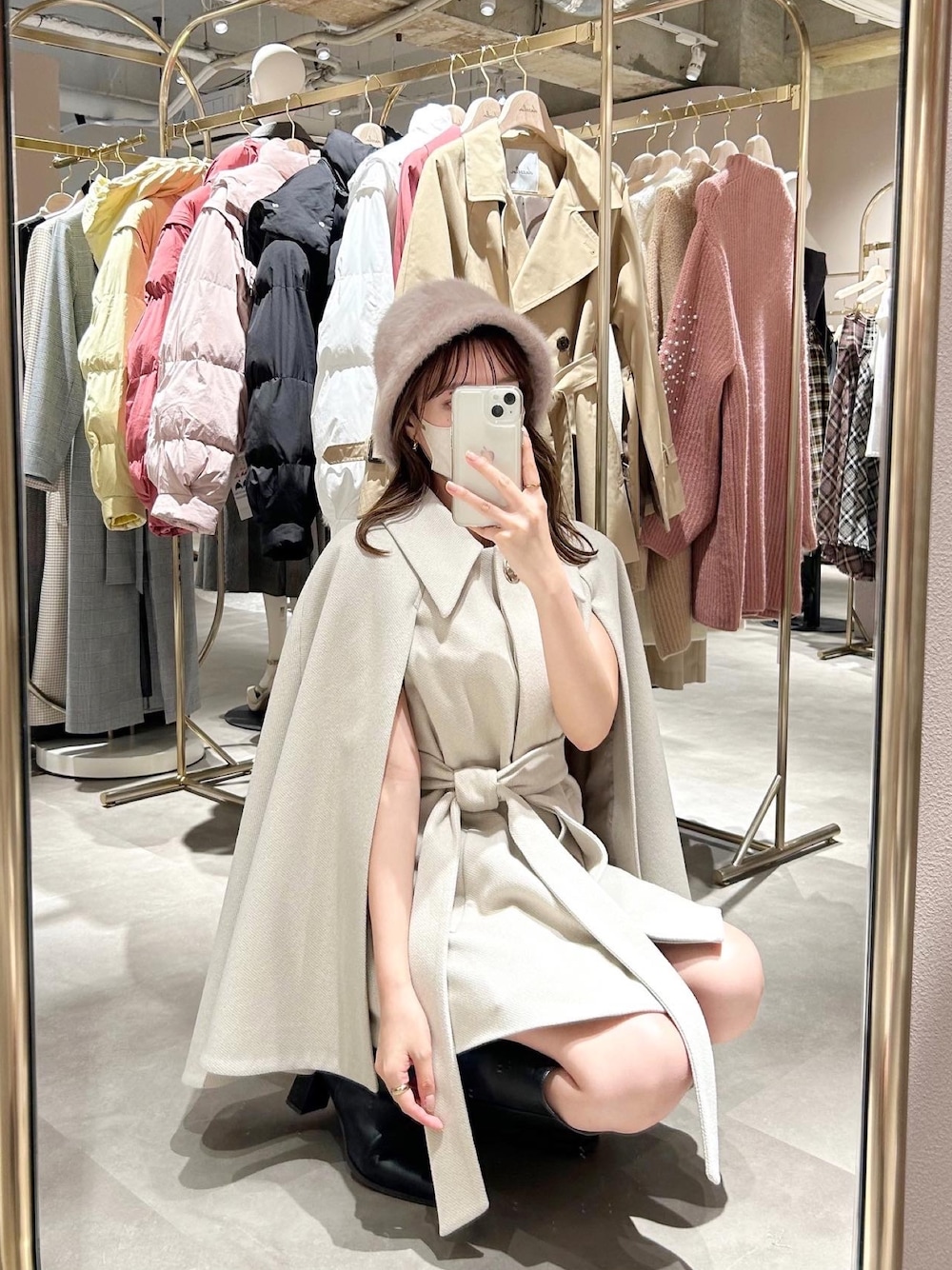 「ケープコート」｜「dazzlinのケープフレアジャケットコート（ポンチョ、ホワイト系）」を使った、mikiさん（レディース・153cm）の春コーディネートの1枚目の写真