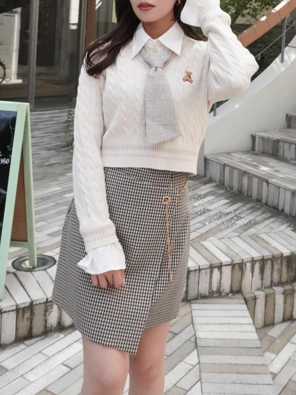 「くまニット、プレッピー、韓国ファッション、通学コーデ、通学スタイル、淡色コーデ、秋コーデ、秋服準備はじめました、デートコーデ、スクールガール、スクールコーデ、シャツスタイル」｜「dazzlinの【POLO BCS コラボ】シャツドッキングケーブルニットトップス（ニット/セーター、ホワイト系）」を使った、mikiさん（レディース・153cm）の秋コーディネートの1枚目の写真