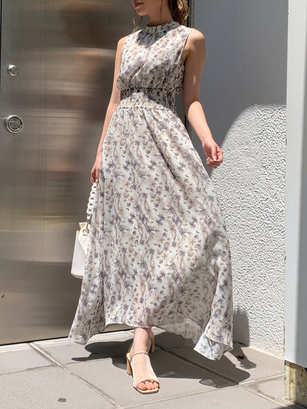 「花柄、花柄ワンピース、夏コーデ、大人コーデ、デートスタイル（WOMEN）、ハイネックワンピース、ラクチンコーデ、ワンピース、お食事会、デート」｜「dazzlinのチェーンポーチバケツバッグ（ハンドバッグ、ホワイト系）」を使った、mikiさん（レディース・153cm）の夏コーディネートの1枚目の写真