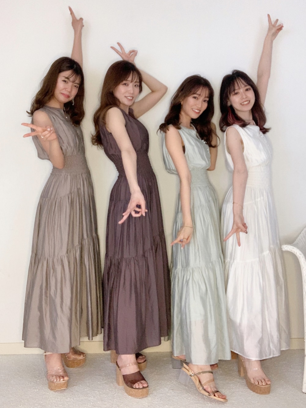 グリーン系のワンピース、その他のサンダル、ブラウン系のサンダルを着用したレディースの夏コーディネートの1枚目の写真