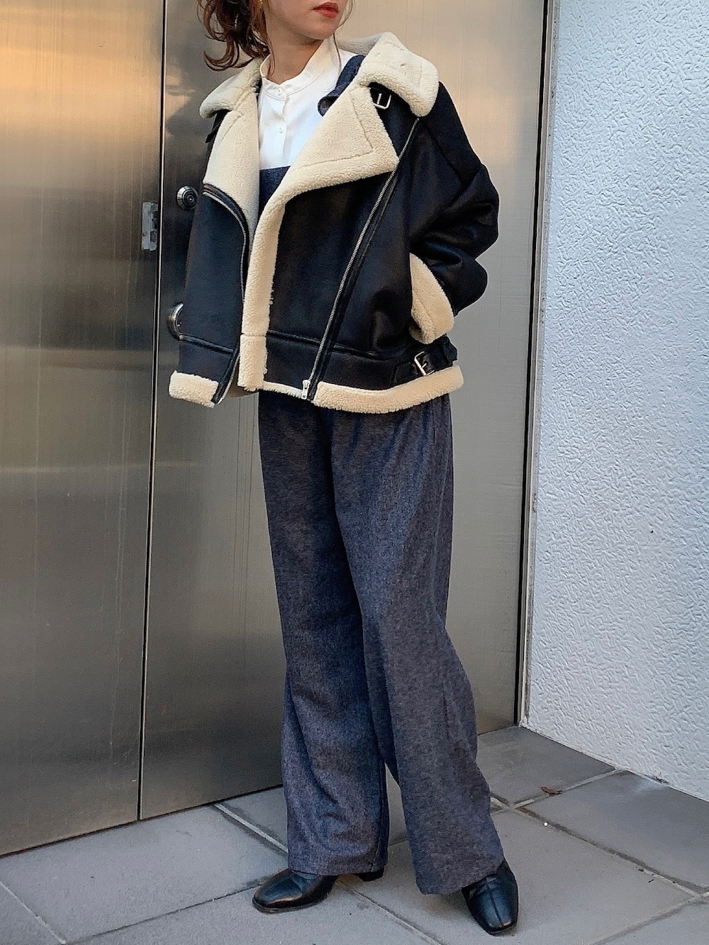「wearhalloween2021、大人カジュアル、ゆるコーデ、秋トレンド2021、サロペット、ブルゾン、レザーブルゾン、ムートン、ブラックコーデ」｜「dazzlinのフリルロングサロペット（サロペット/オーバーオール、ブラック系）」を使った、mikiさん（レディース・153cm）の秋コーディネートの1枚目の写真