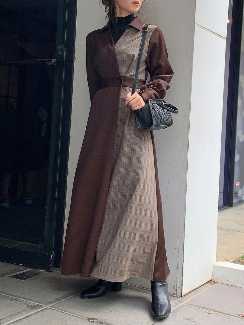 ブラック系のブーツ、ブラック系のハンドバッグ、その他のワンピースを着用したレディースの秋コーディネートの1枚目の写真