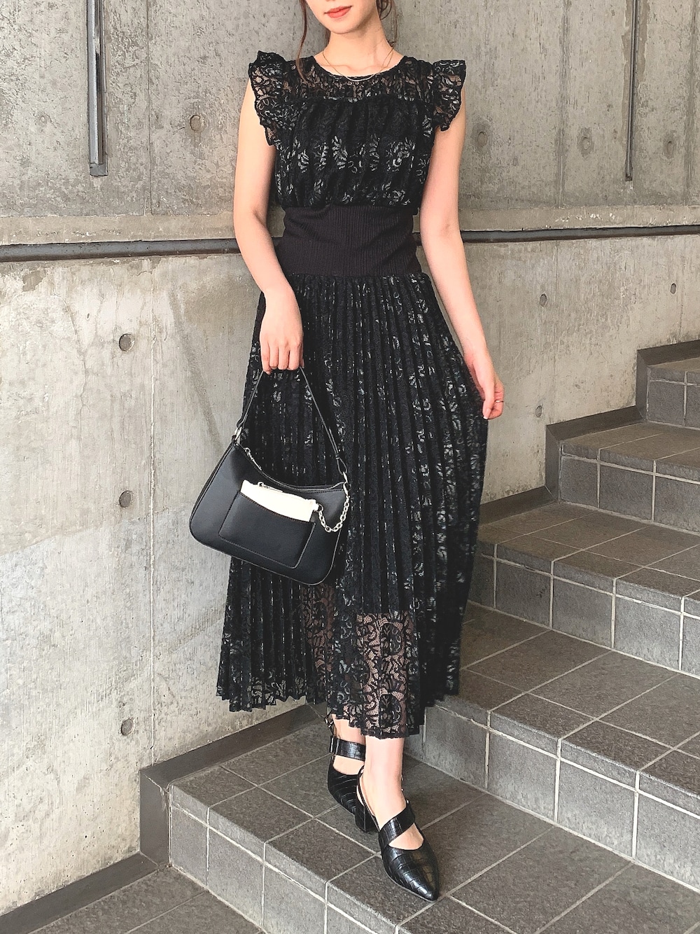 「オケージョン、オケージョンワンピース、オケージョンスタイル、同窓会、大人カジュアル、春夏コーデ、オトナ女子、低身長女子、ワンピース、キレイめ、レース、レースワンピース、ウエストマーク、ブラックコーデ、パンプス」｜「dazzlinのベルテッドローヒールパンプス（パンプス、ブラック系）」を使った、mikiさん（レディース・153cm）の春コーディネートの1枚目の写真
