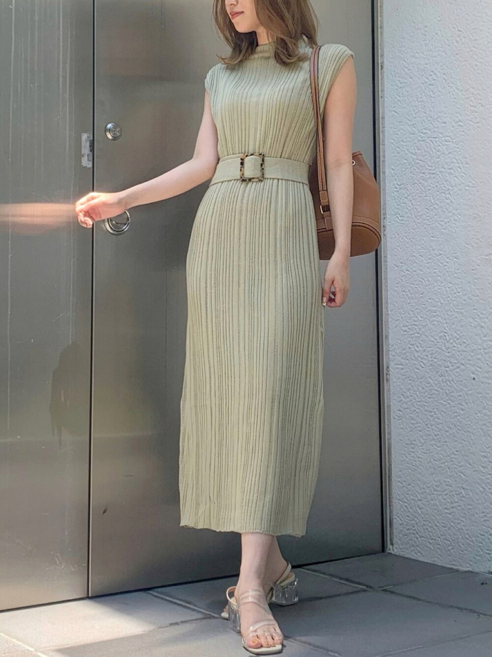 その他のサンダル、グリーン系のワンピース、ブラウン系のバックパック/リュックを着用したレディースの夏コーディネートの1枚目の写真