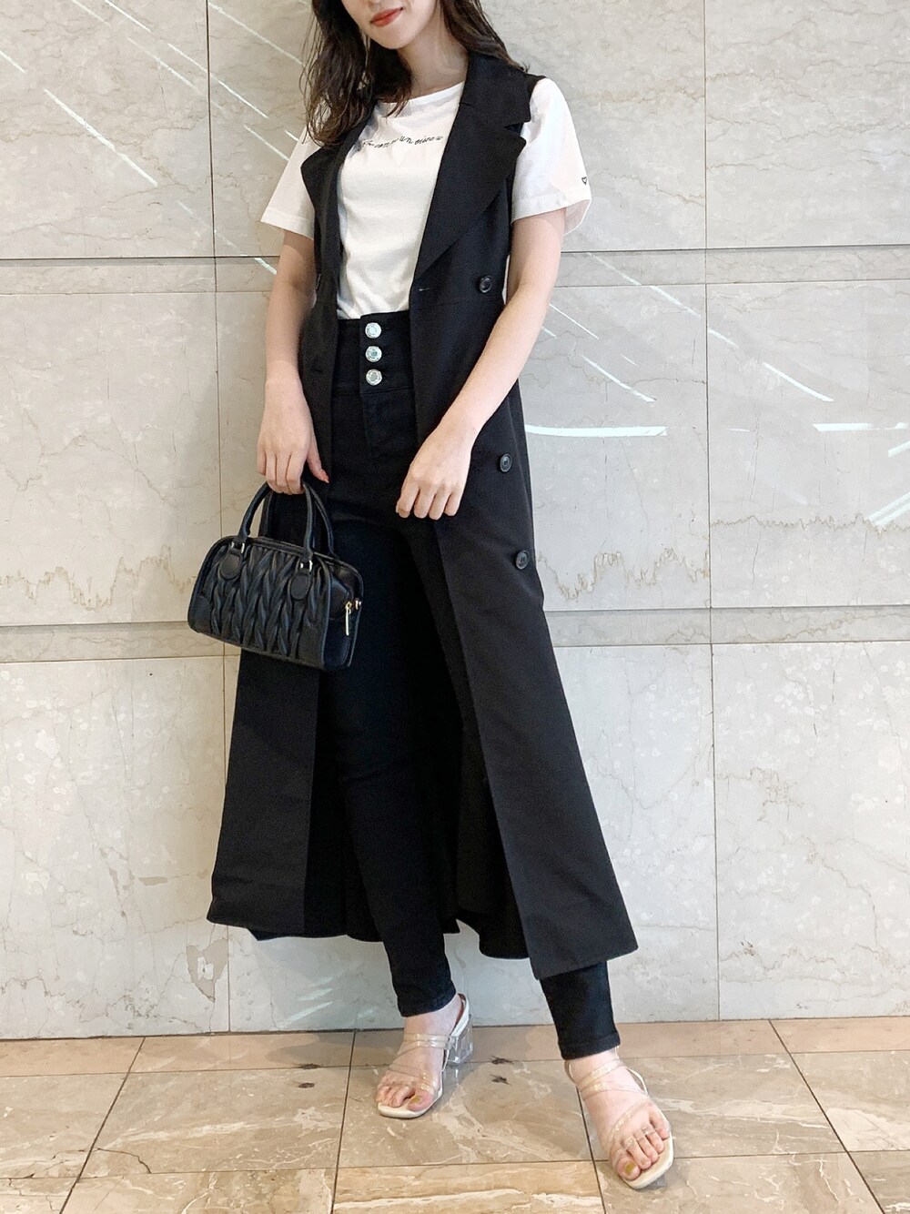 ブラック系のハンドバッグ、ホワイト系のTシャツ/カットソー、ブラック系のワンピースを着用したレディースの夏コーディネートの1枚目の写真