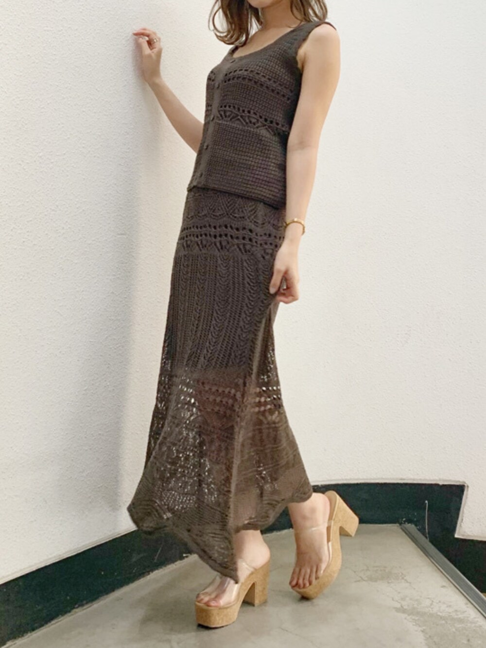 ブラウン系のスカート、その他のサンダル、ブラウン系のニット/セーターを着用したレディースの春コーディネートの1枚目の写真