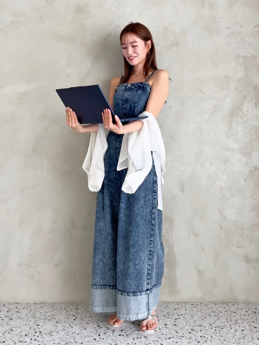 「デニムワンピース、ロンパース」｜「dazzlinのオーバーイレヘムシャツ（シャツ/ブラウス、ホワイト系）」を使った、mikiさん（レディース・153cm）の春コーディネートの1枚目の写真