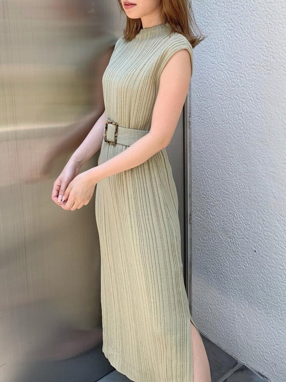 グリーン系のワンピースを着用したレディースの夏コーディネートの1枚目の写真