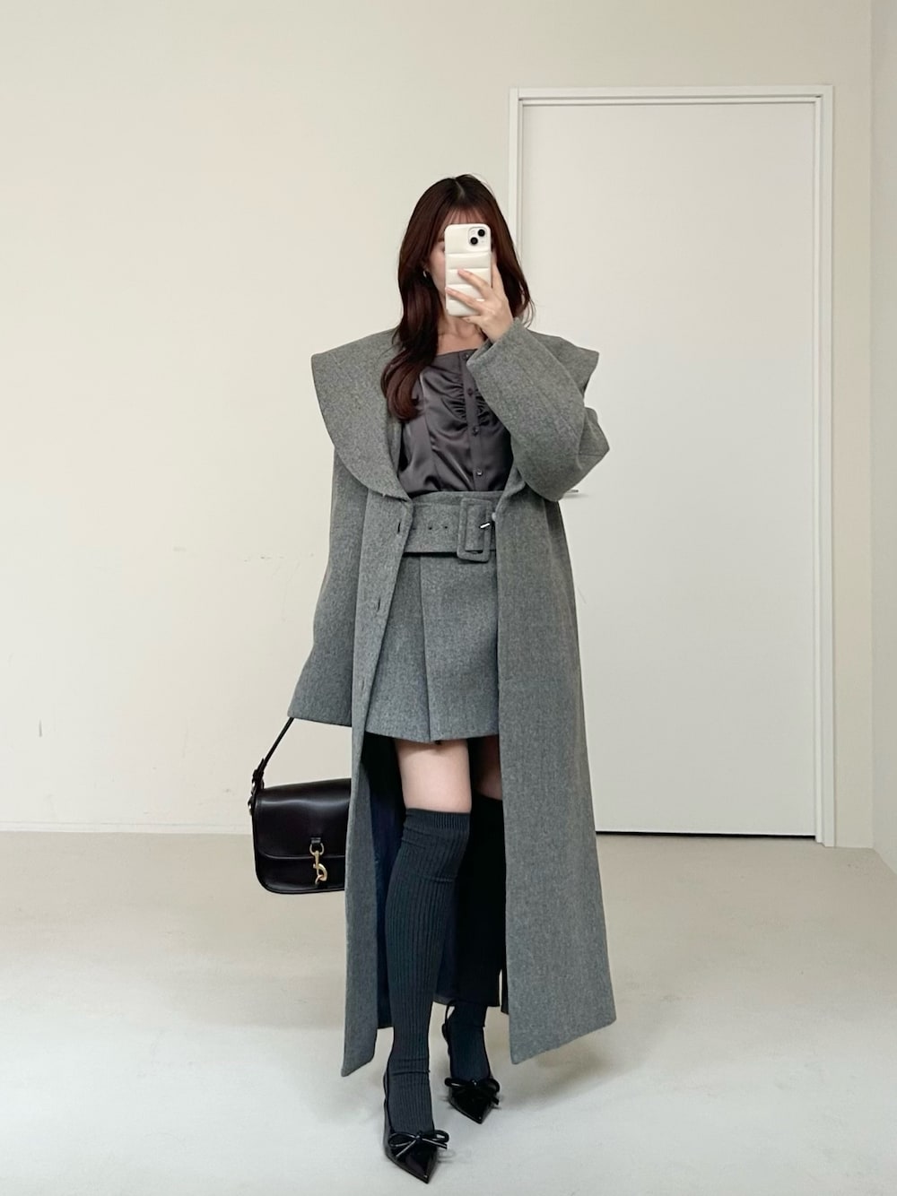 グレー系のスカート、グレー系のその他アウター、グレー系のシャツ/ブラウスを着用したレディースの秋コーディネートの1枚目の写真