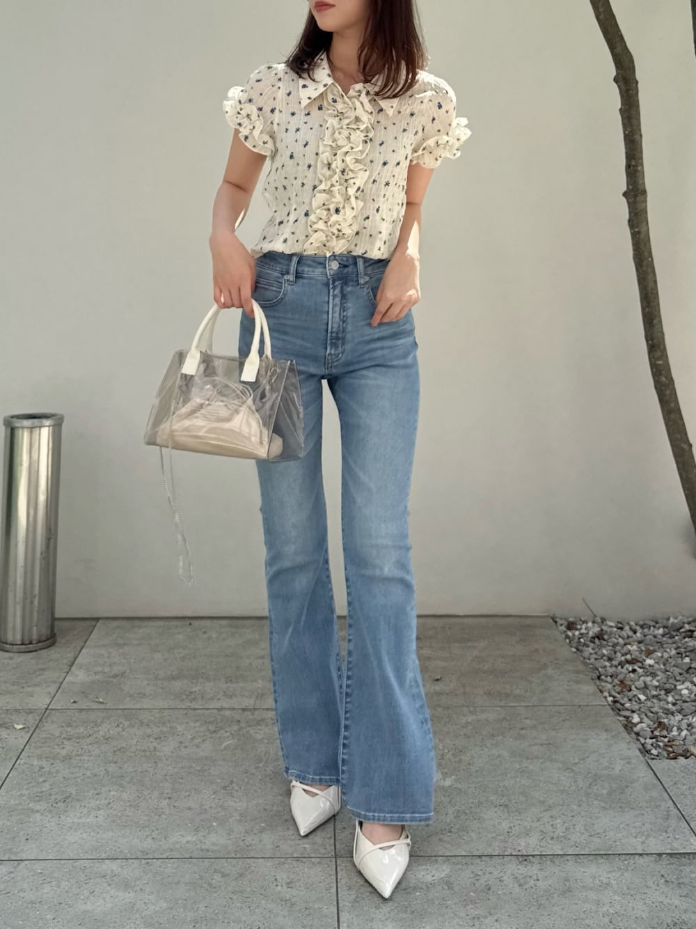 「デニム、デニムコーデ、ブラウス、ブラウス×デニム、ブラウスコーデ、花柄」｜「dazzlinの【吉田朱里】メイクアップフレアデニムパンツ（デニムパンツ、ブルー系）」を使った、mikiさん（レディース・153cm）の夏コーディネートの1枚目の写真