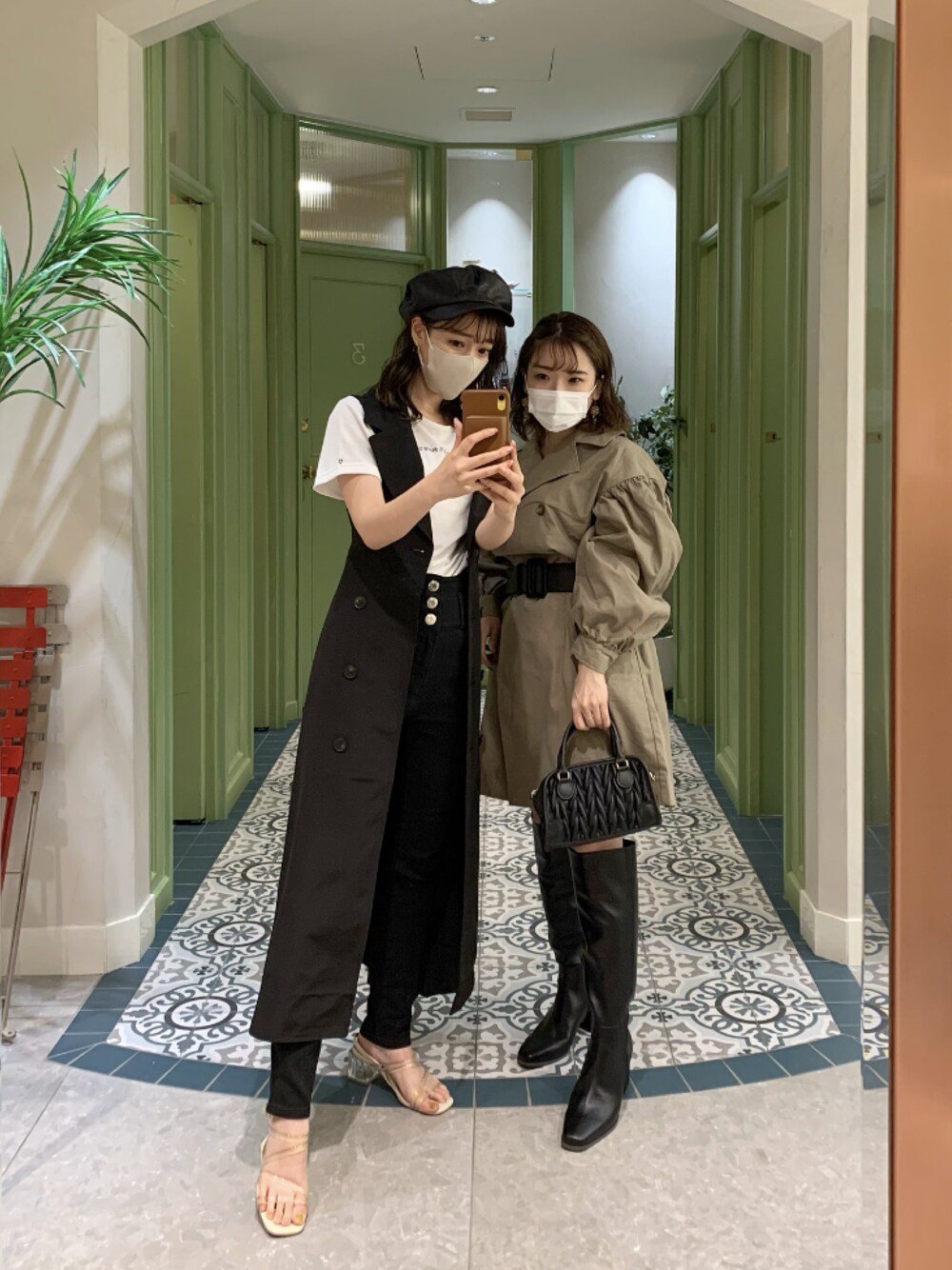 「秋コーデ、ボリューム袖、ジレ、ワンピース、ロングブーツ、キャスケット、ブラックコーデ、スキニーデニム、トレンチコート、低身長」｜「dazzlinのメニーストラップサンダル（サンダル、その他）」を使った、mikiさん（レディース・153cm）の秋コーディネートの1枚目の写真