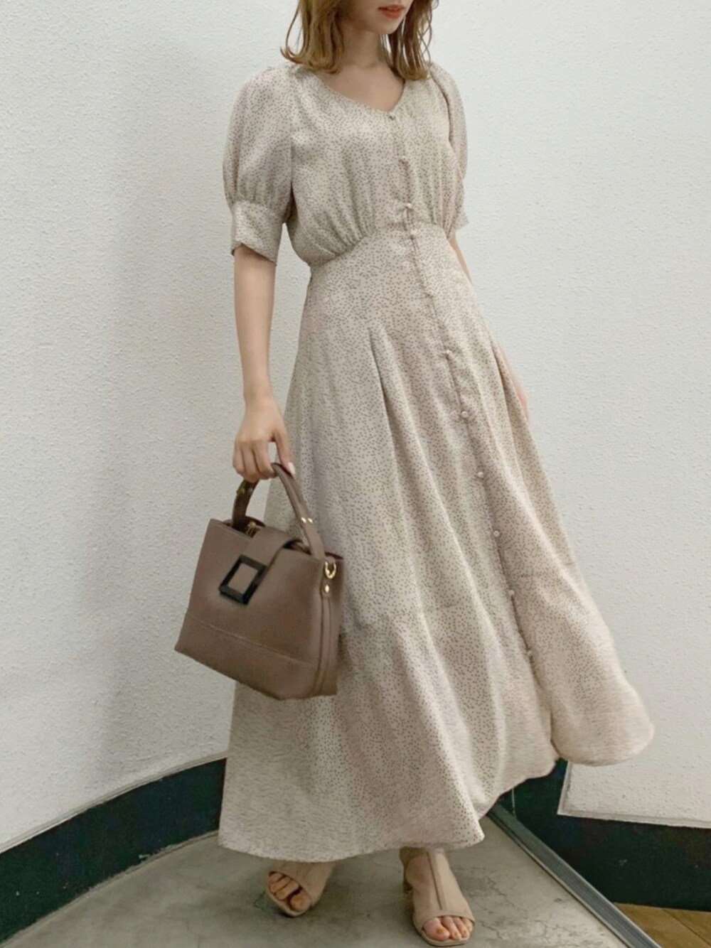 その他のワンピース、ブラウン系のハンドバッグ、ベージュ系のサンダルを着用したレディースの夏コーディネートの1枚目の写真