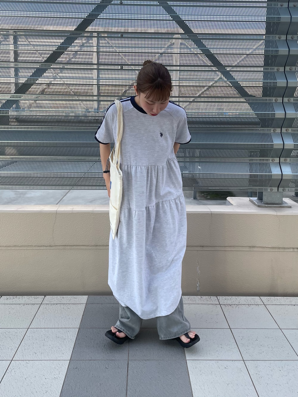 「初夏コーデ、おでかけコーデ、大人かわいい、ラフコーデ、シンプルコーデ、カジュアルコーデ、シティーガール、シティースタイル、ラクチンコーデ、CPCM、U.S.POLO ASSN.、ワンピースコーデ」｜「U.S. POLO ASSN.の天竺ワンピース（ワンピース、グレー系）」を使った、natyy162さん（レディース・162cm）の夏コーディネートの1枚目の写真