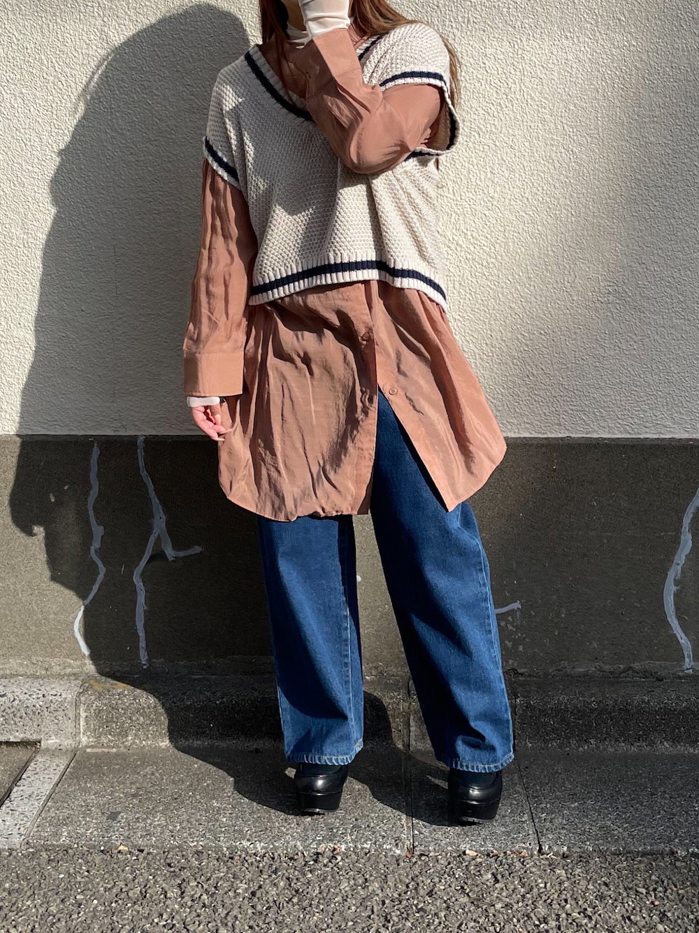 「春服みてみて、オトナカジュアル、シンプル、オトナ女子、おしゃれさんと繋がりたい、カジュアルコーデ、デニム、春コーデ、春ニット、ベスト、レイヤード、シアーシャツ、オレンジ、キャメル、低身長」｜「Mysa&Liinaのライン入りショートベスト（ベスト、ホワイト系）」を使った、* 𝙠𝙧𝙣 *さん（レディース・148cm）の春コーディネートの1枚目の写真