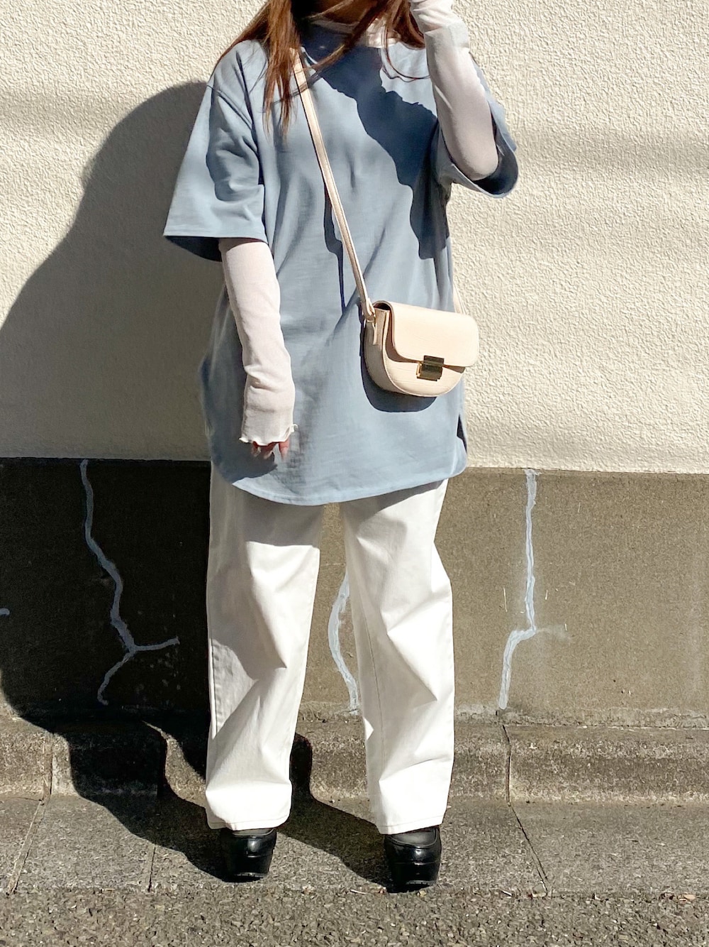 「春服、きれいめカジュアル、大人カジュアル、シンプルコーデ、プチプラコーデ、パンツスタイル、春カラー、着回しコーデ、厚底シューズ、デニム、低身長、ホワイト、サックスブルー、USAコットン、シアー」｜「Mysa&LiinaのＵＳＡコットン半袖Ｔシャツ（Tシャツ/カットソー、ブルー系）」を使った、* 𝙠𝙧𝙣 *さん（レディース・148cm）の春コーディネートの1枚目の写真