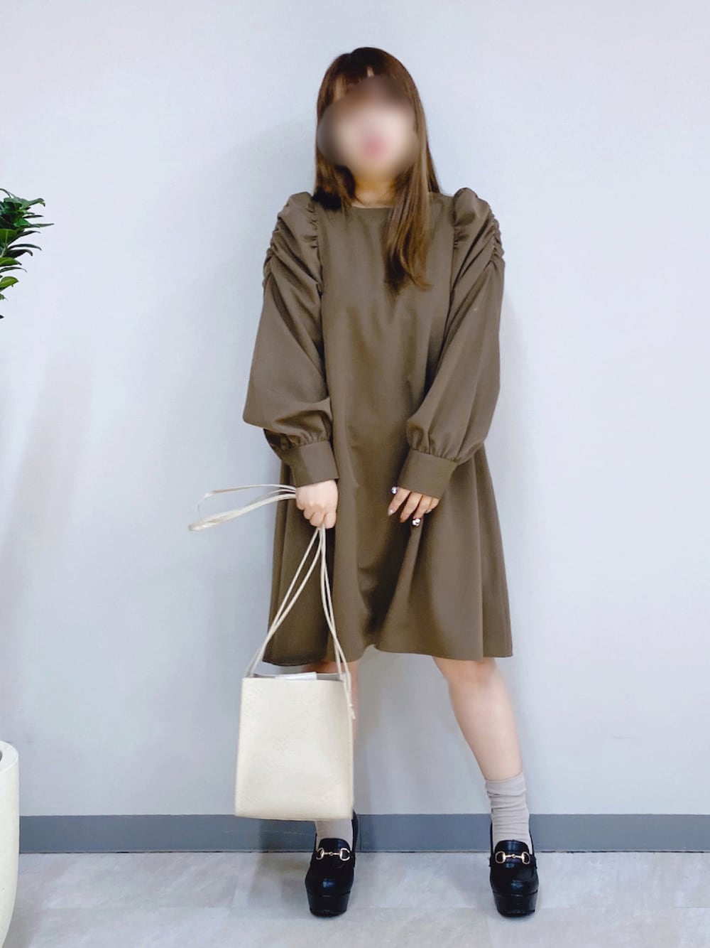 「カジュアル、秋色、大人カジュアル、キレイめ、大人女子、シンプルコーデ、GRL、低身長、ラクチンコーデ、大人かわいい、韓国ファッション、秋コーデ、秋カラー、ワンピースコーデ、ボリューム袖」｜「Mysa&Liinaのパワショルワンピース（ワンピース、ブラウン系）」を使った、* 𝙠𝙧𝙣 *さん（レディース・148cm）の秋コーディネートの1枚目の写真