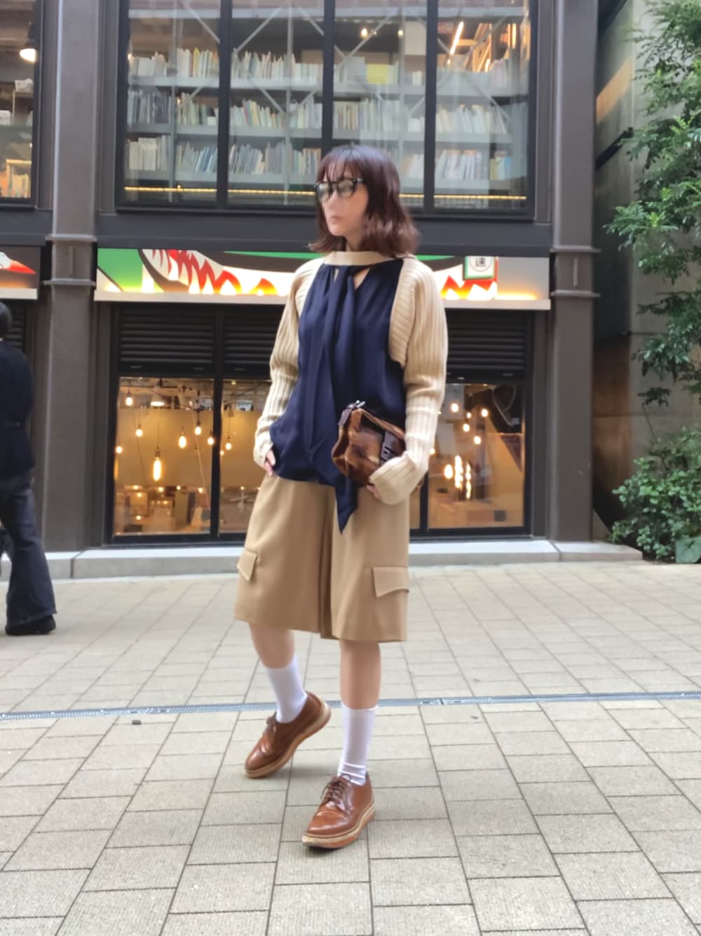 ベージュ系のカーディガン/ボレロ、ベージュ系のその他パンツ、ブルー系のシャツ/ブラウスを着用したレディースの秋コーディネートの1枚目の写真