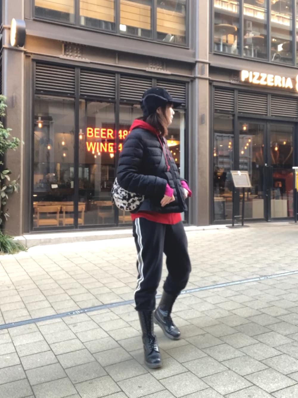 「パンツコーデ、スェットパンツ、スポーツミックス、フライトキャップ、ゆるコーデ、ピンク、モード、ブーツ、ブーツイン」｜「MONCLER×sacaiのアイテム（ジャケット/アウター、ブラック系）」を使った、mashuさん（レディース・163cm）の春コーディネートの1枚目の写真