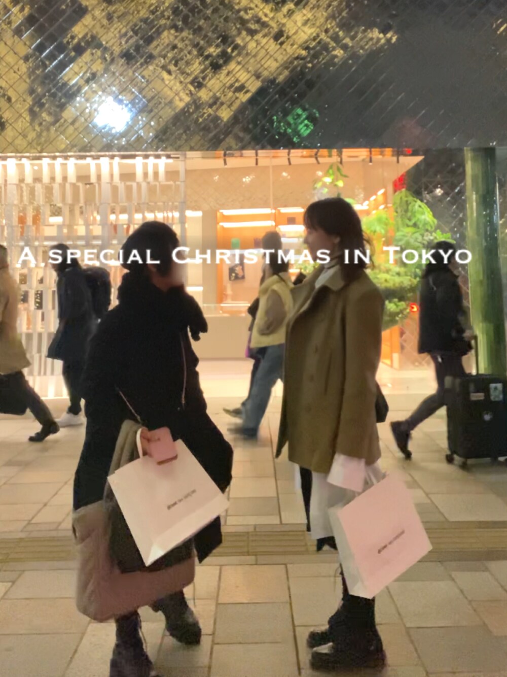 ベージュ系のピーコート、ホワイト系のシャツ/ブラウスを着用したレディースの冬コーディネートの1枚目の写真