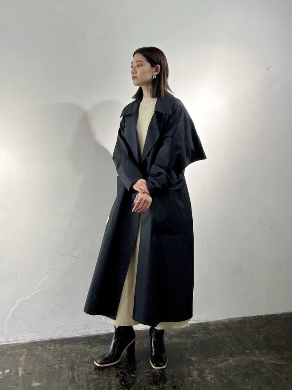 「EMODA」｜「EMODAのミニマルケープトレンチコート（トレンチコート、ブラック系）」を使った、LISA さん（レディース・160cm）の春コーディネートの1枚目の写真