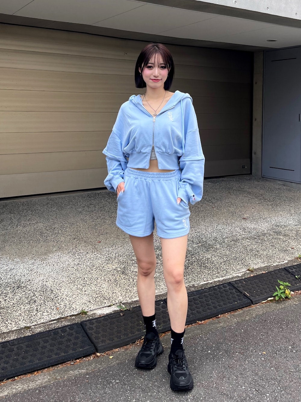 グレー系のキャミソール、ブルー系のセットアップを着用したレディースの夏コーディネートの1枚目の写真