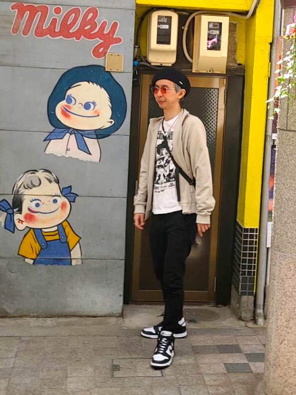 「中年、おじさん」｜「OVERRIDEのアイテム（ハンチング/ベレー帽、ブラック系）」を使った、あっぱのすけさん（メンズ・173cm）の春コーディネートの1枚目の写真