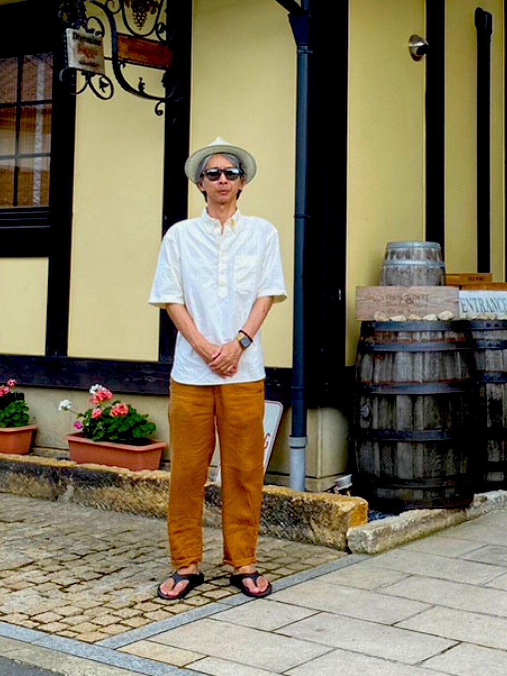 「おじさん、中年」｜「URBAN RESEARCH DOORSのアイテム（その他パンツ、ブラウン系）」を使った、あっぱのすけさん（メンズ・173cm）の夏コーディネートの1枚目の写真