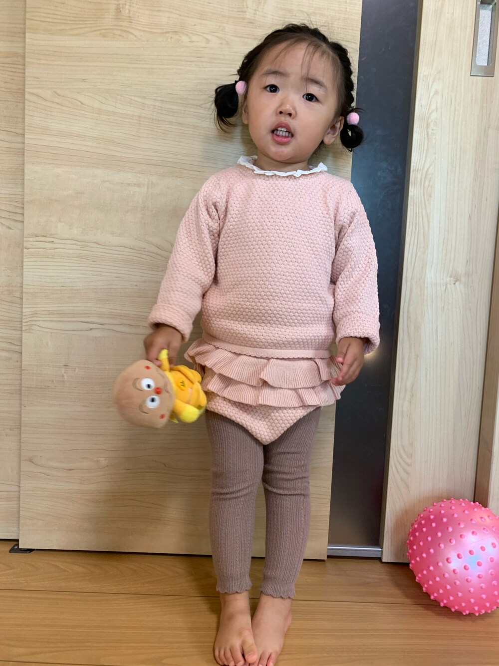 ピンク系のセットアップ、ブラウン系のレギンス/スパッツを着用したレディースの秋コーディネートの1枚目の写真