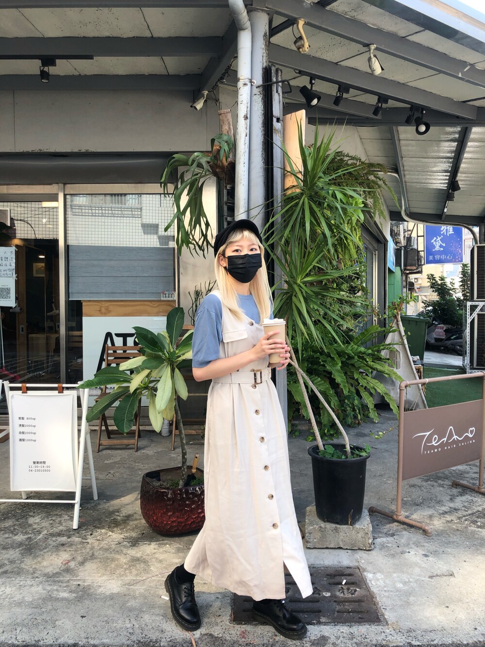 「ootd、上班穿搭、夏、馬丁、貝雷帽、金髪、休閒」｜「URBAN RESEARCHのアイテム（ワンピース/ドレス、ベージュ系）」を使った、Sara サラさん（レディース・158cm）の秋コーディネートの1枚目の写真