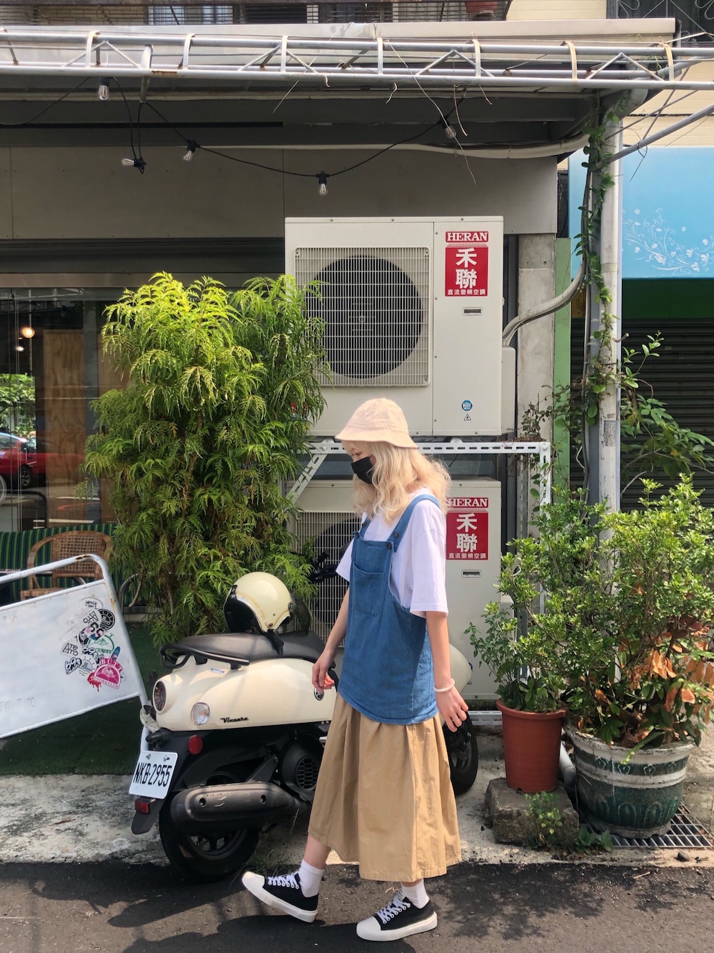 「ootd、上班穿搭、夏、漁夫帽、背心、金髪」｜「Article Numberのアイテム（スニーカー、ブラック系）」を使った、Sara サラさん（レディース・158cm）の秋コーディネートの1枚目の写真