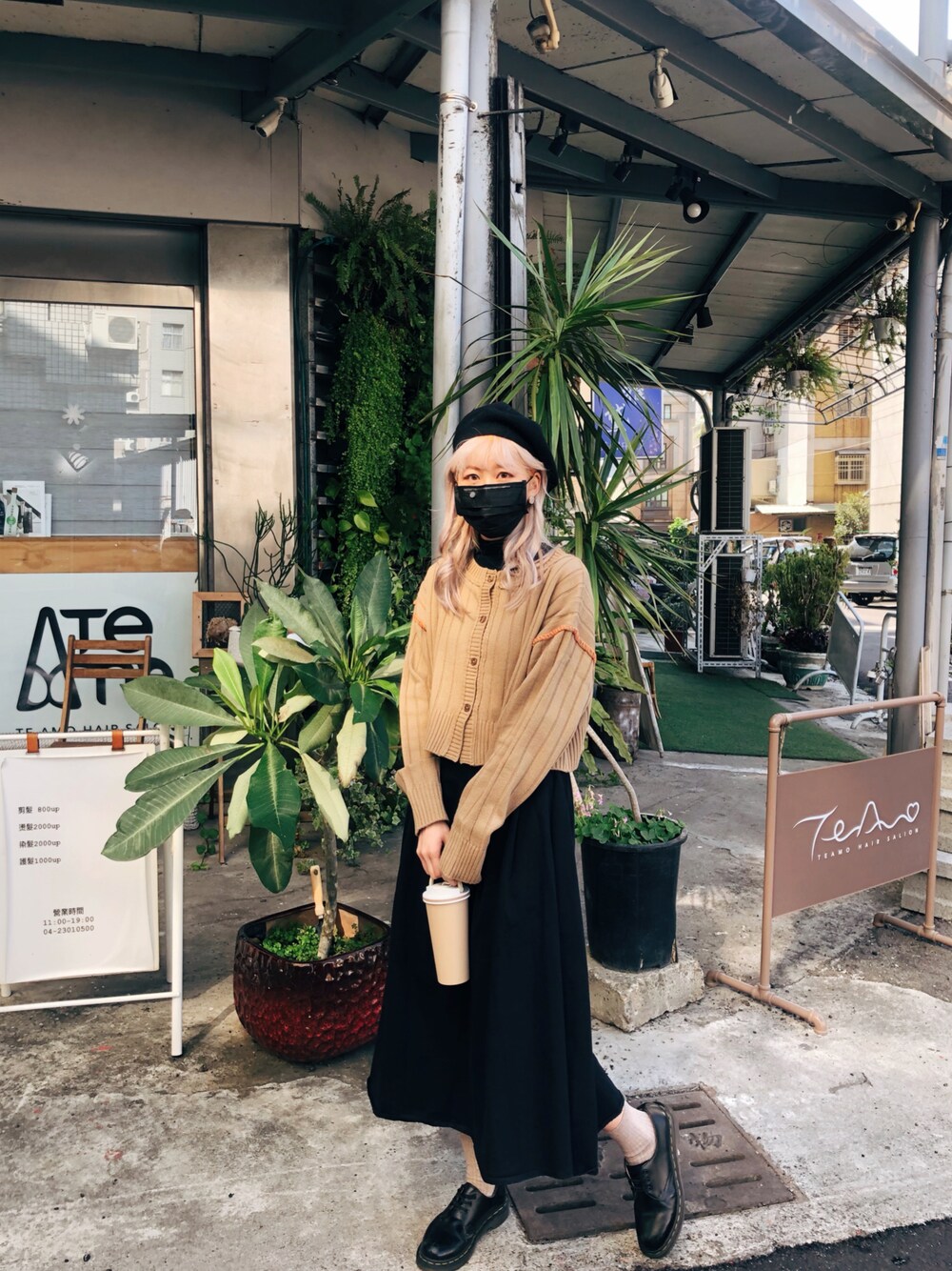 「ootd、上班穿搭、秋冬、金髮」｜「URBAN RESEARCHのアイテム（ニット/セーター、ベージュ系）」を使った、Sara サラさん（レディース・158cm）の冬コーディネートの1枚目の写真