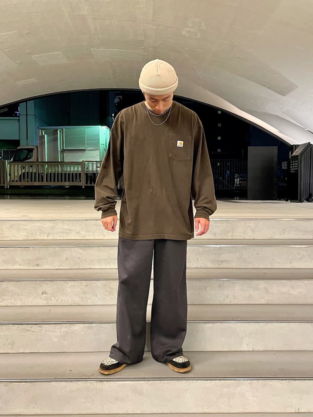「秋トレンド2021、秋服準備はじめました、ワイドパンツ、古着コーデ、カーハート、ブラウン、ビーニー、ロンT、ジョージコックス、ビックシルエット」｜「BEAMSのBEAMS / ロールアップ ワッチキャップ（ニットキャップ/ビーニー、ベージュ系）」を使った、Cakkiさん（メンズ・175cm）の秋コーディネートの1枚目の写真