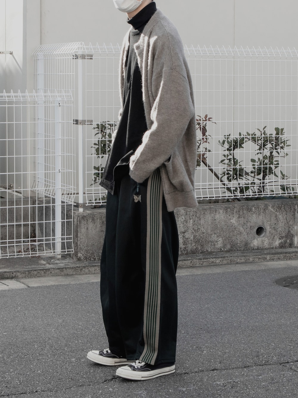 「シンプルコーデ、カジュアルコーデ、春夏コーデ、オーバーサイズ、カーディガン、トラックパンツ、NEEDLES、converse」｜「remerのloose basic mohair cardigan / ルーズベーシックモヘア混カーディガン（カーディガン/ボレロ、グレー系）」を使った、ゆーきさん（メンズ・174cm）の春コーディネートの1枚目の写真