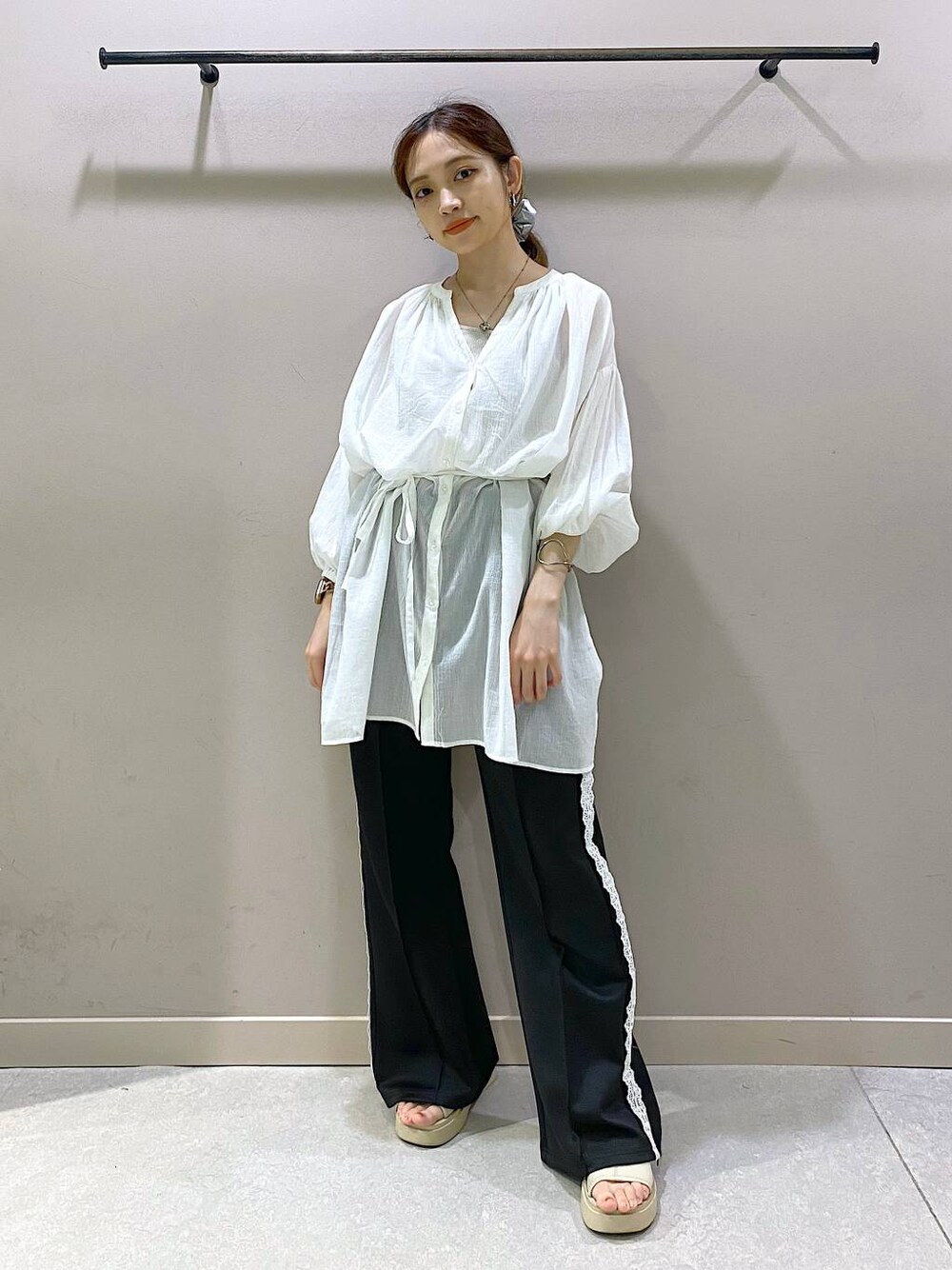 「休日コーデ、低身長、LOWRYS FARM、着痩せ・細見え、カジュアル、女子会、ローリーズスタイル_LOWRYS FARM、大人女子カジュアル_LOWRYS FARM、女子ウケ、サンダル、夏コーデ」｜「LOWRYS FARMのヨウリュウブラウスロングスリーブ　176294（シャツ/ブラウス、ホワイト系）」を使った、naaasuさん（レディース・149cm）の秋コーディネートの1枚目の写真