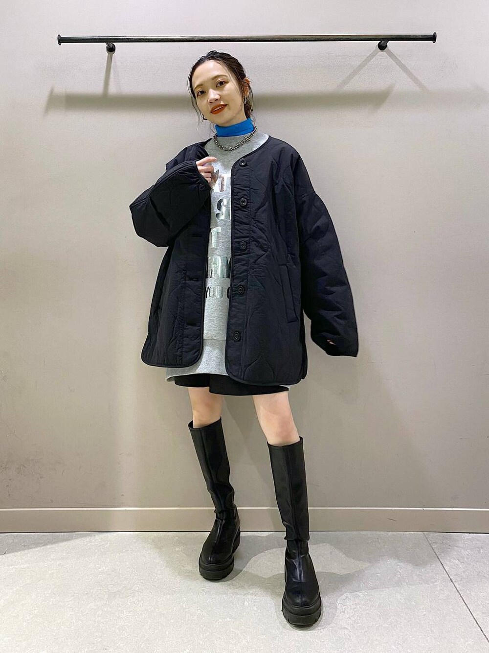 ブラック系のブルゾン、ブルー系のニット/セーター、ブラック系のその他パンツを着用したレディースの冬コーディネートの1枚目の写真