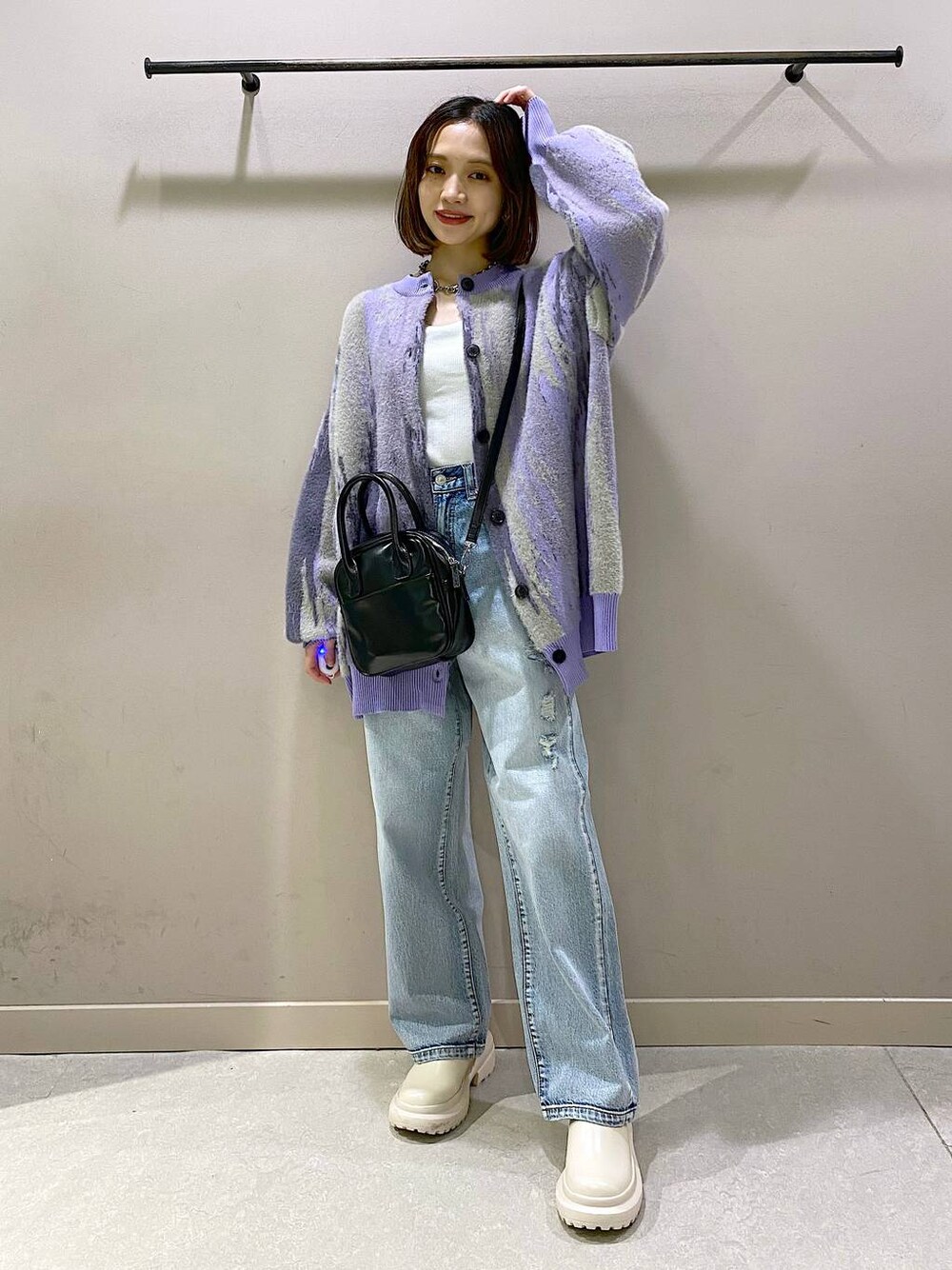 ホワイト系のキャミソール、ブルー系のデニムパンツ、ホワイト系のその他シューズを着用したレディースの秋コーディネートの1枚目の写真