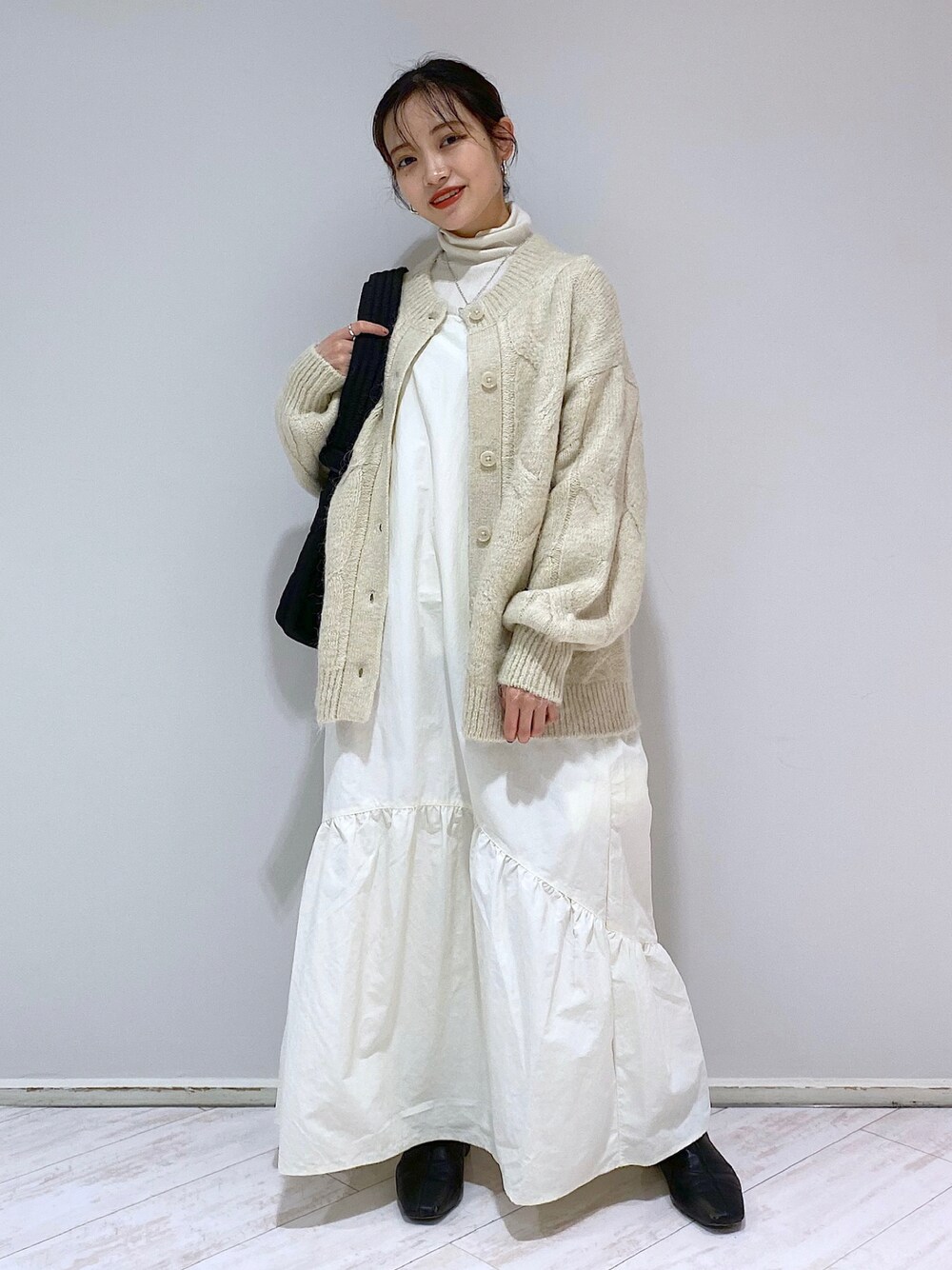 「LOWRYS FARM、休日スタイル、クリスマスに着たい服、ワンピース、カーディガン、モヘアニット、モヘアカーディガン、ブーツ、ワンピースコーデ、ホワイト、ホワイトコーデ、ワントーンコーデ、ワントーン、ロングワンピース、ショルダーバッグ」｜「LOWRYS FARMのモヘアライクカーディガンキャミソール２Ｐワンピース　294720（ワンピース、ホワイト系）」を使った、naaasuさん（レディース・149cm）の冬コーディネートの1枚目の写真