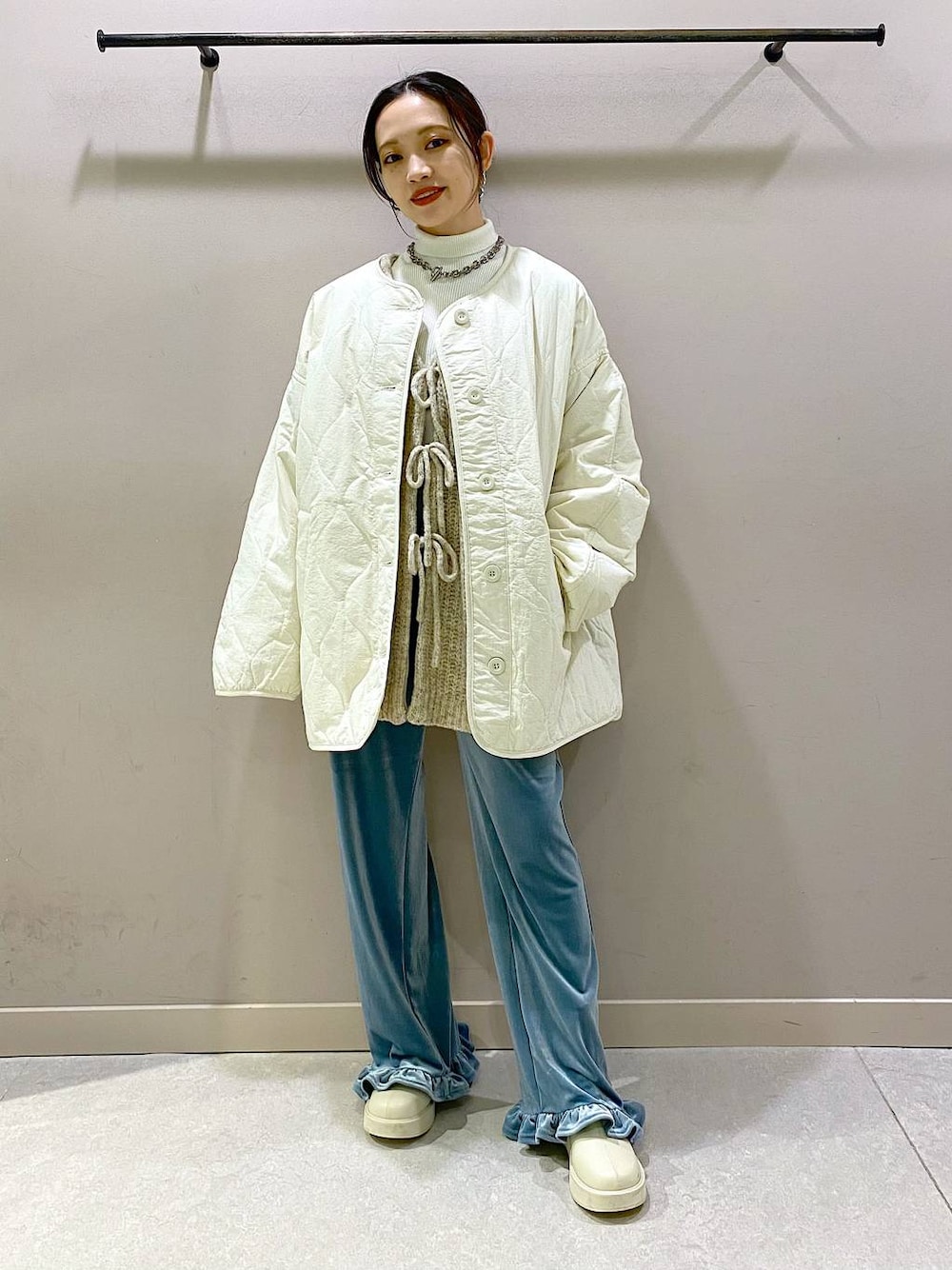 ホワイト系のブルゾン、ホワイト系のニット/セーター、ホワイト系のブーツを着用したレディースの秋コーディネートの1枚目の写真