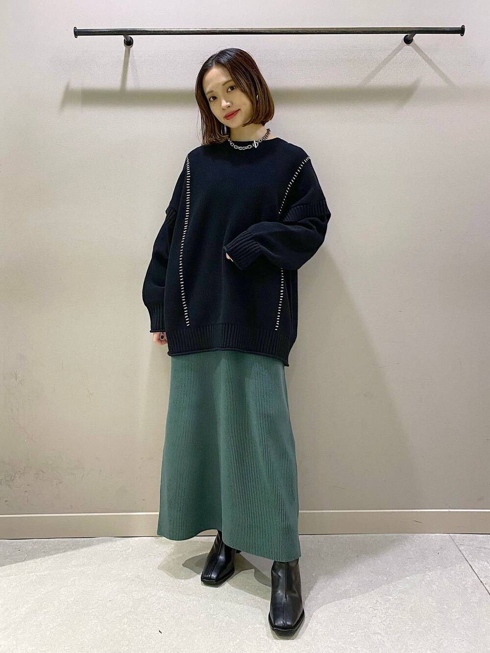 ブラック系のTシャツ/カットソー、グリーン系のワンピース、ブラック系のパンプスを着用したレディースの秋コーディネートの1枚目の写真