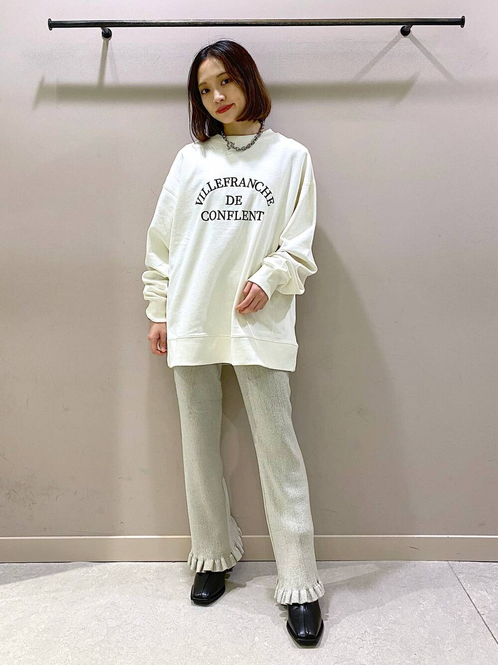 ホワイト系のスウェット、シルバー系のその他パンツ、ブラック系のパンプスを着用したレディースの秋コーディネートの1枚目の写真