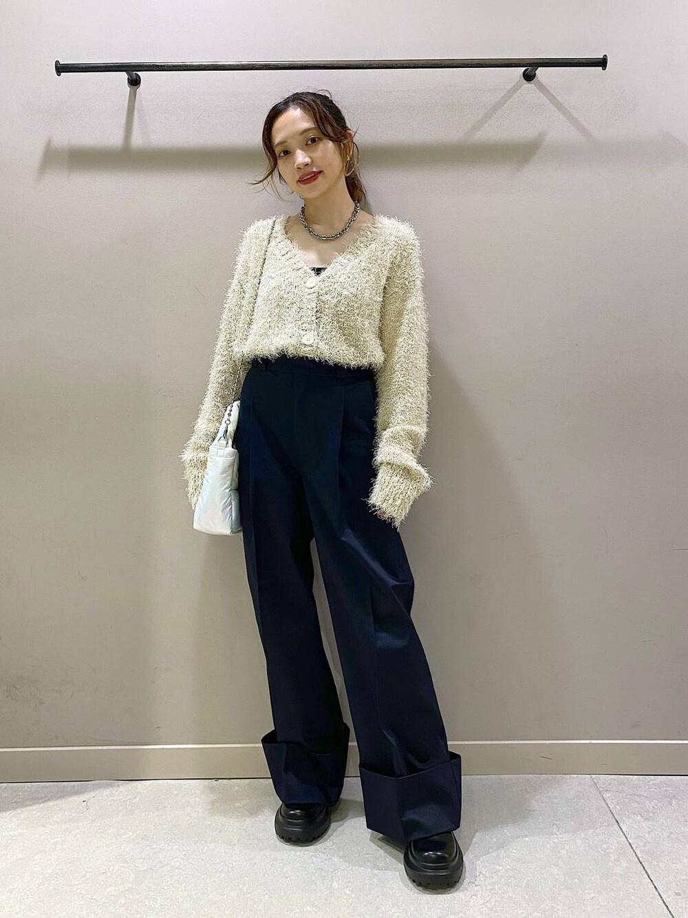 「休日コーデ、低身長、着痩せ・細見え、カジュアル、女子会、ローリーズスタイル_LOWRYS FARM、大人女子カジュアル_LOWRYS FARM、女子ウケ、LOWRYS FARM、カーディガン」｜「LOWRYS FARMのシャカシャカシュシュ　 963875（ヘアゴム、グレー系）」を使った、naaasuさん（レディース・149cm）の秋コーディネートの1枚目の写真