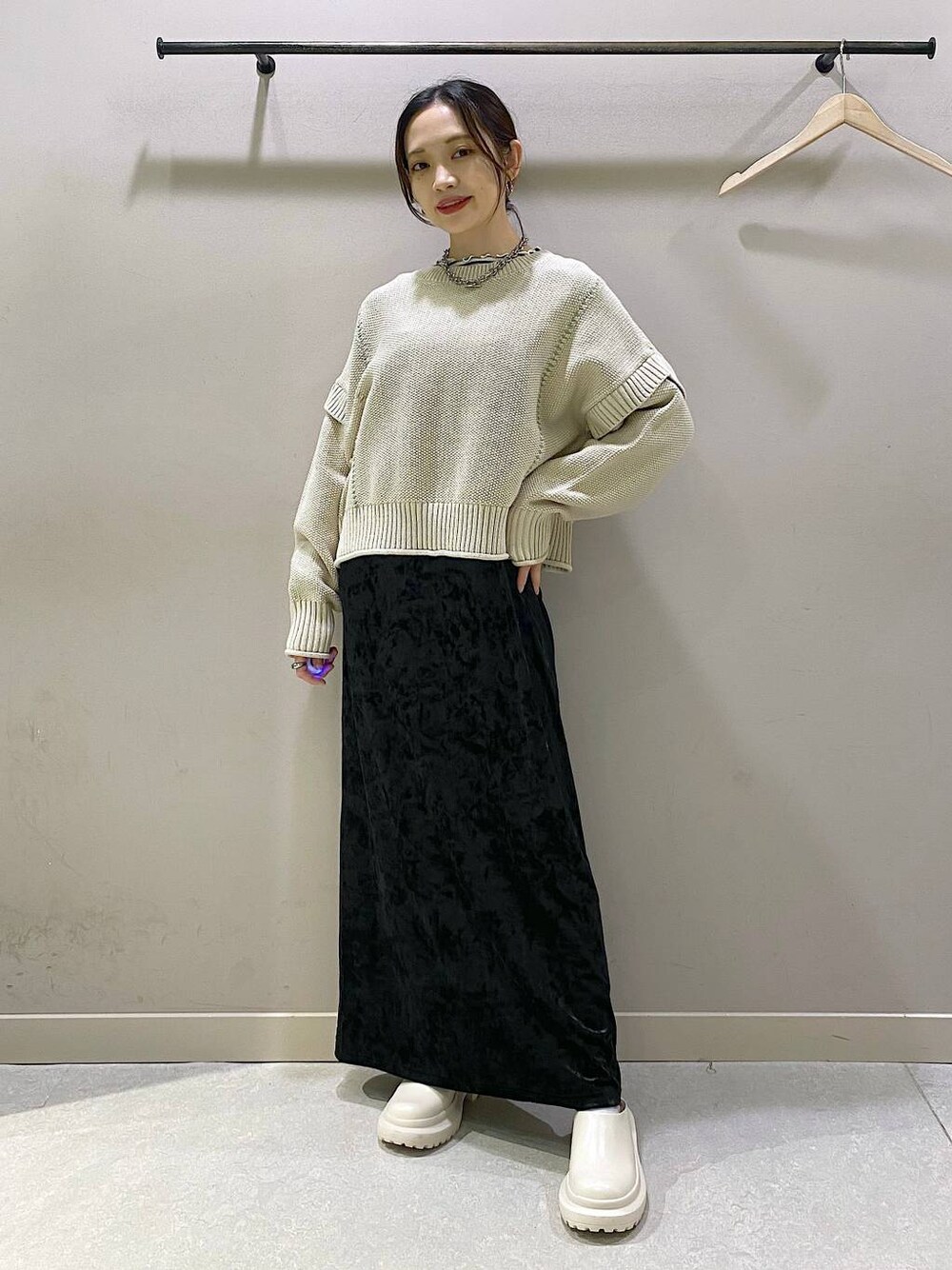 ホワイト系のTシャツ/カットソー、ブラック系のワンピース、ベージュ系のTシャツ/カットソーを着用したレディースの秋コーディネートの1枚目の写真