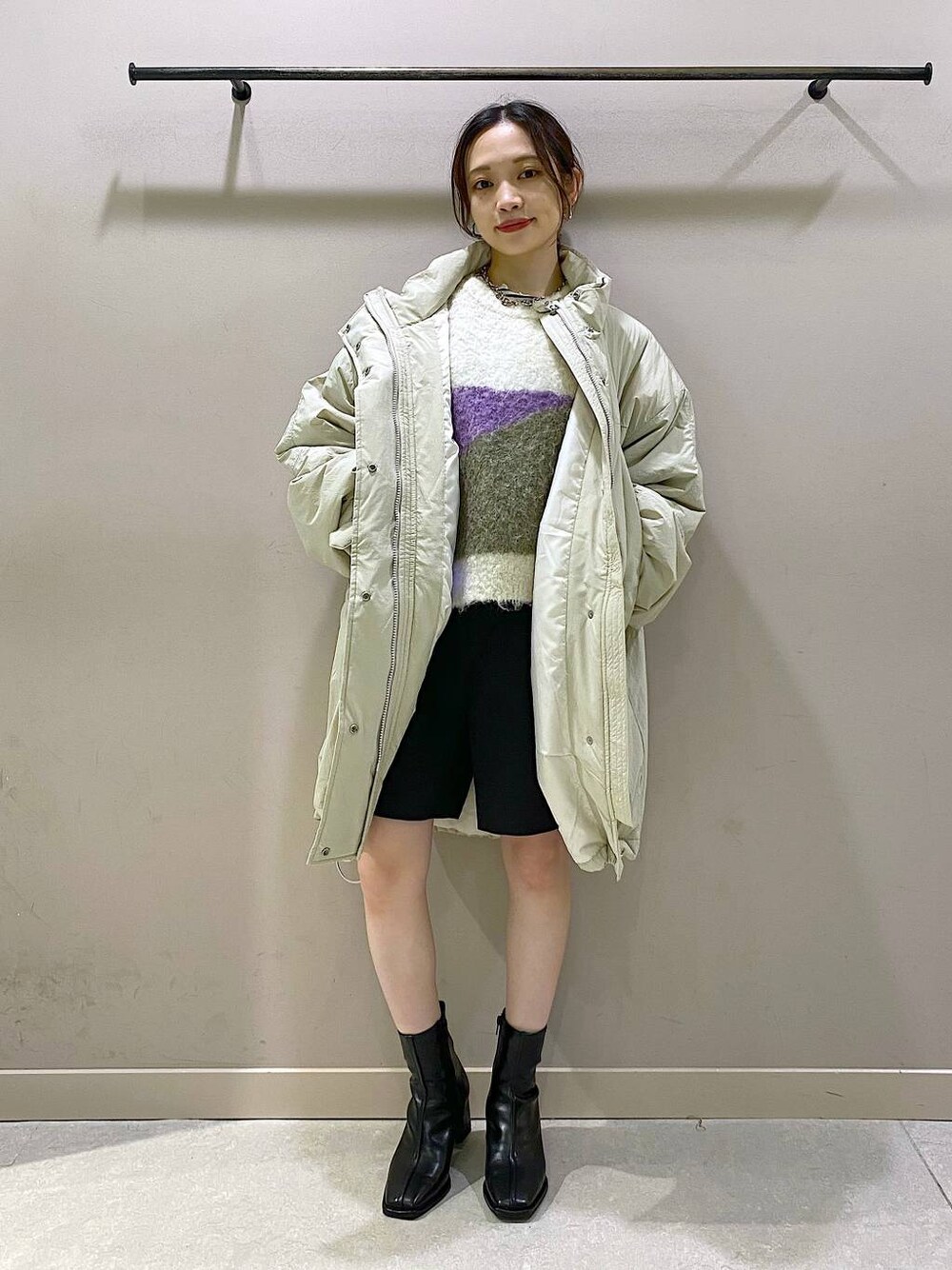 ホワイト系のダウンジャケット/コート、ブラック系のその他パンツ、ブラック系のパンプスを着用したレディースの秋コーディネートの1枚目の写真