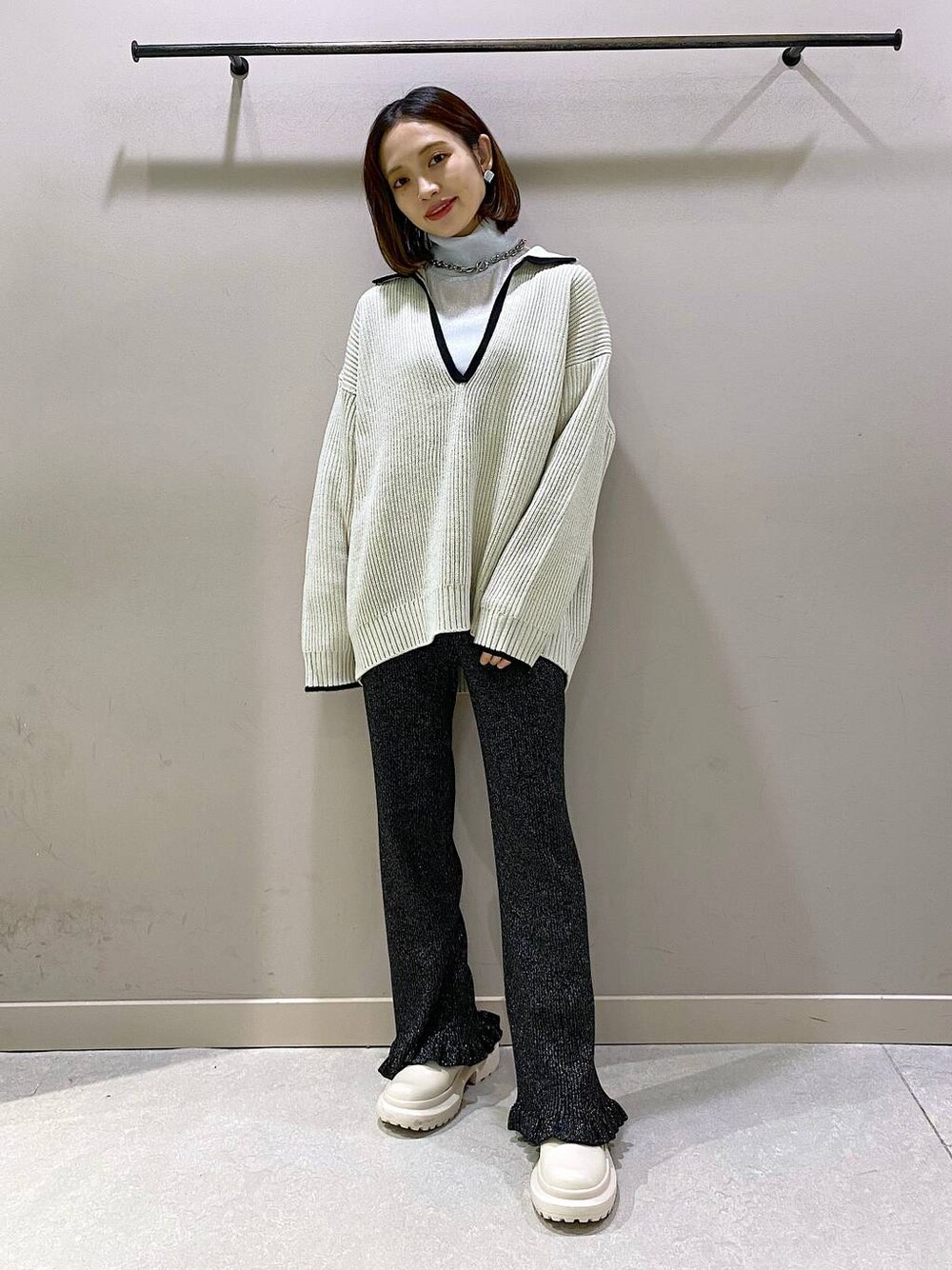 ホワイト系のその他シューズ、ブラック系のその他パンツ、ホワイト系のニット/セーターを着用したレディースの秋コーディネートの1枚目の写真