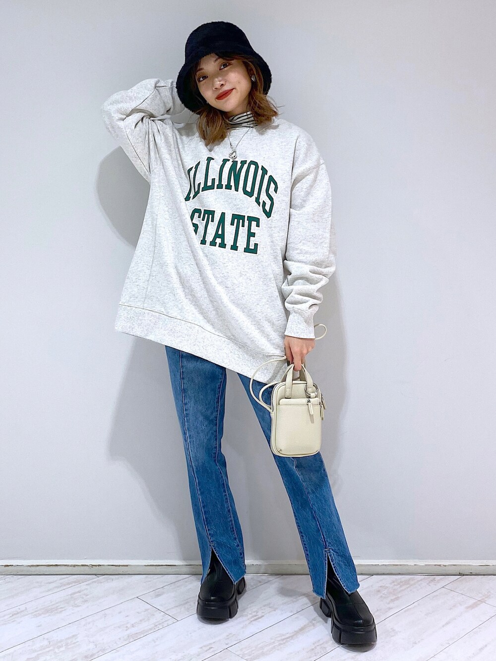 「LOWRYS FARM、デニム、ブーツ、厚底シューズ、厚底ブーツ、ロゴスウェット、スウエット、ハット、休日スタイル、秋冬コーデ、冬コーデ、ミニバッグ、ロゴ」｜「LOWRYS FARMのＣＯＮＥフロントスリットＰ２　296169（デニムパンツ、ブルー系）」を使った、naaasuさん（レディース・149cm）の冬コーディネートの1枚目の写真